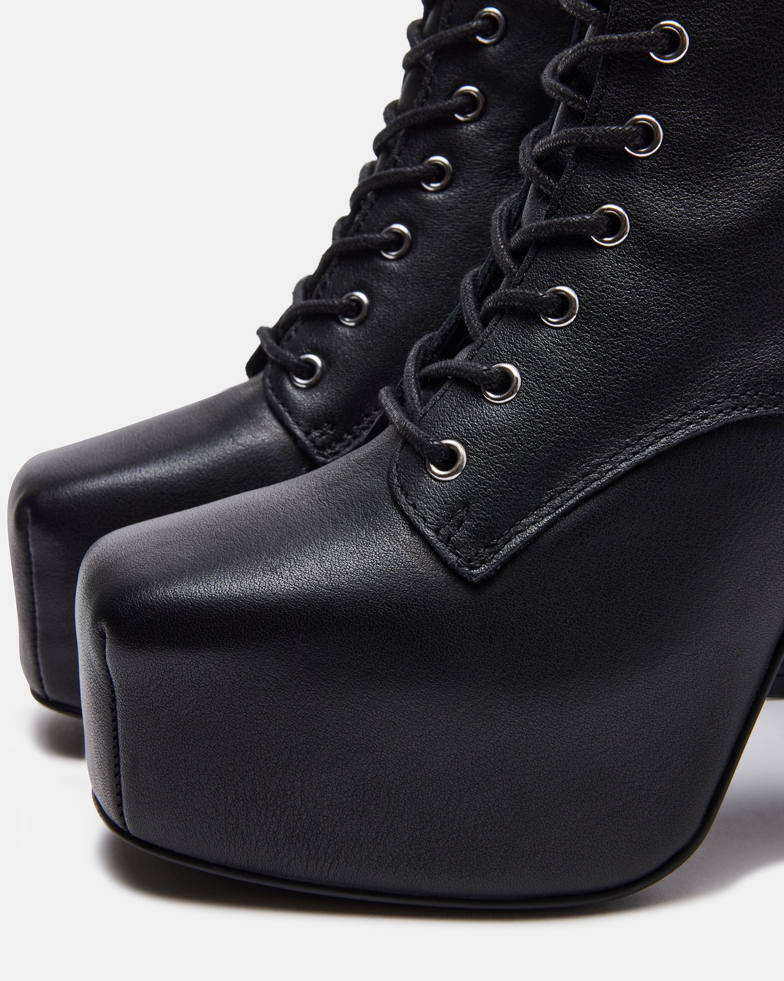 CONFIDENT BLACK LEATHER - SM REBOOTED